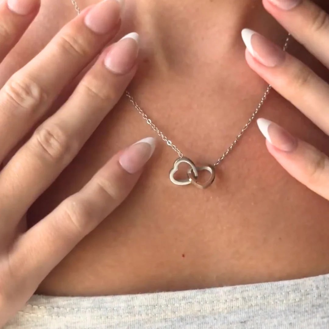 Pudełko z Różą Wieczną e Grawerowanym Naszyjnikiem