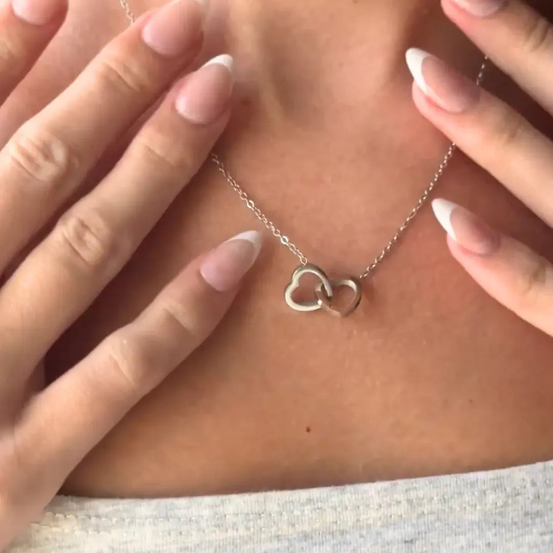 Miś z wieczną różą e grawerowanym naszyjnikiem